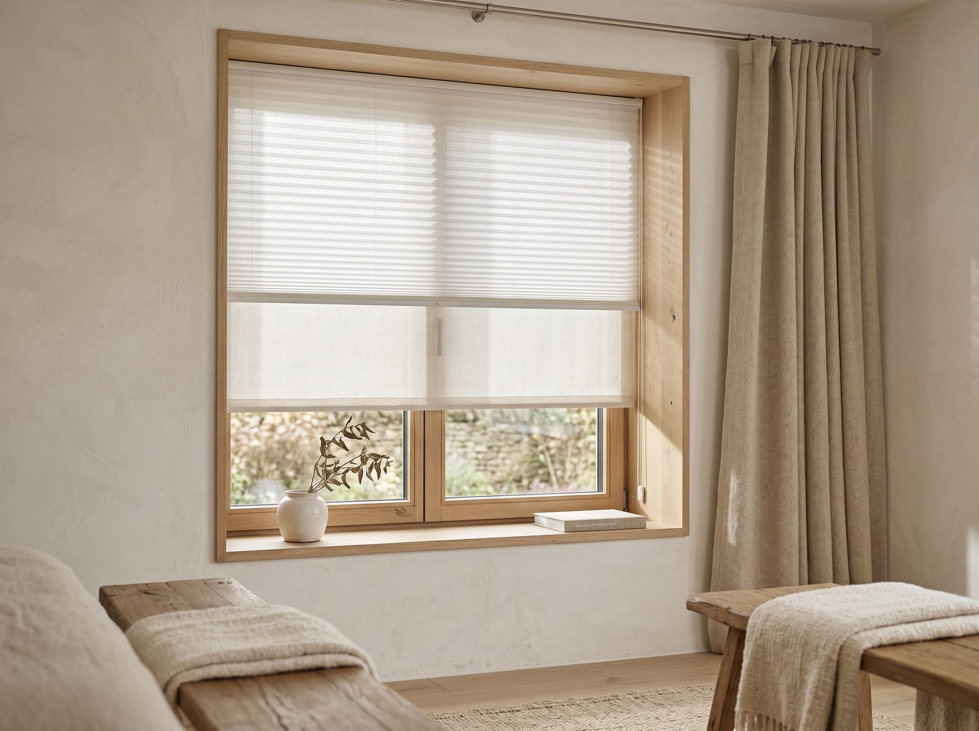 Plissee und Rollo als Sonnenschutz am Fenster
